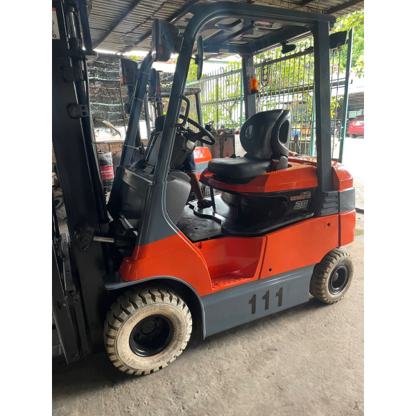 Xe nâng điện ngồi lái TOYOTA 7FB20