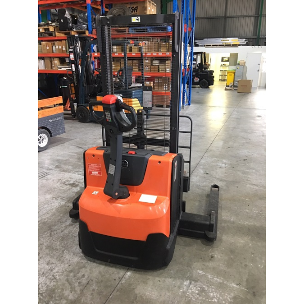 xe nâng tay cao Toyota STH10