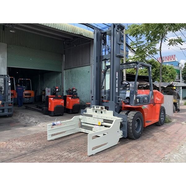 xe nâng kẹp vuông
