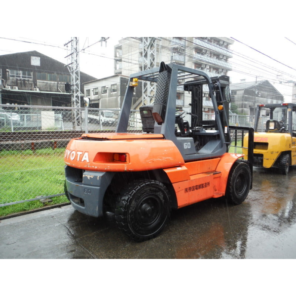 Xe nâng dầu 6 tấn TOYOTA