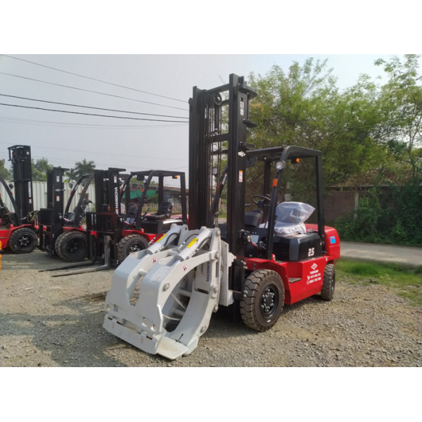 Xe nâng kẹp giấy.