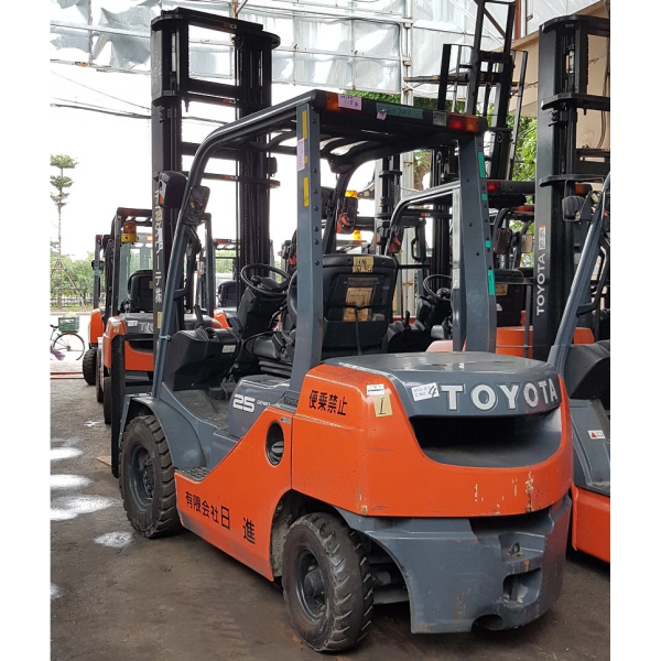 Xe nâng dầu 2 tấn Toyota