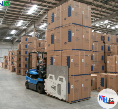 xe nâng kẹp thùng carton