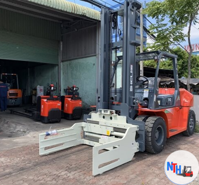 xe nâng kẹp vuông