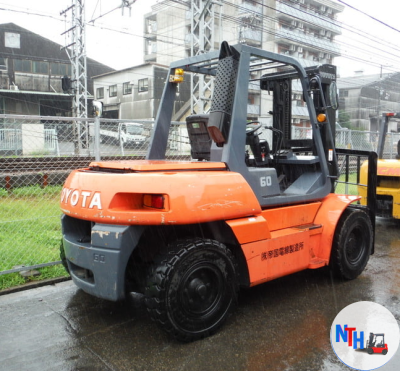 Xe nâng dầu 6 tấn TOYOTA