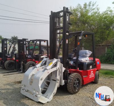 Xe nâng kẹp giấy.