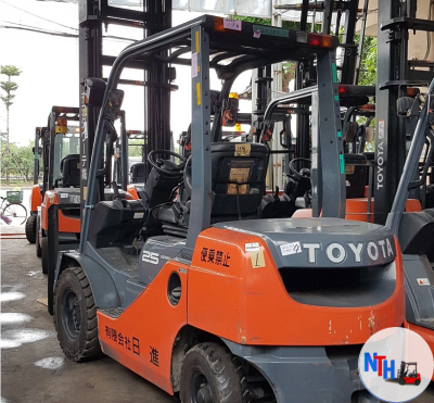 Xe nâng dầu 2 tấn Toyota